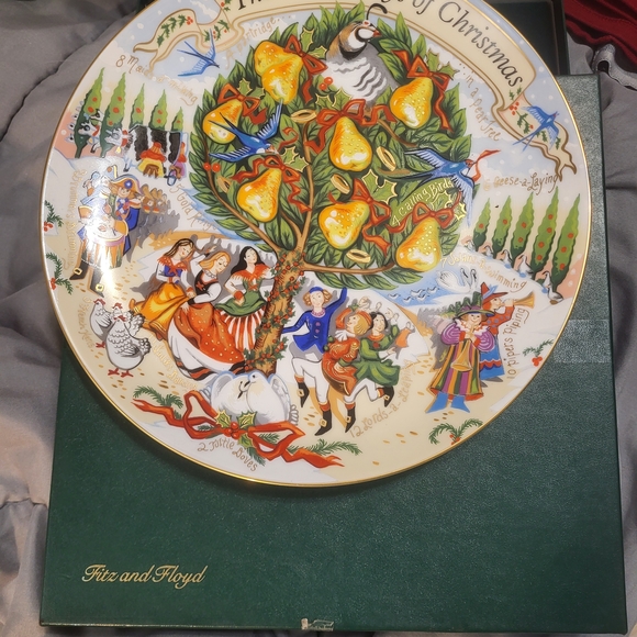 Fitz and Floyd Twelve Days of Christmas Plate with Gold and Green Accents - Picture 3 of 7
